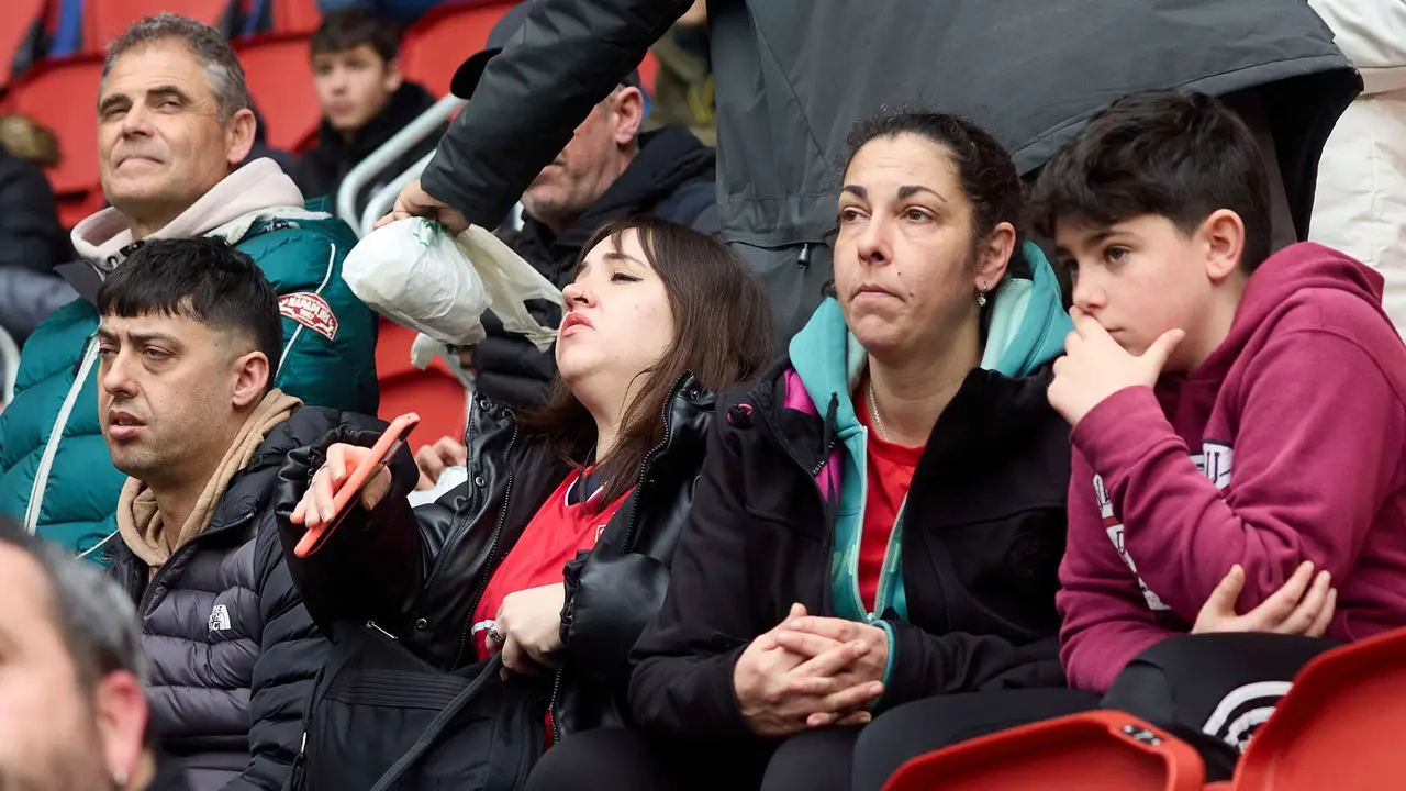 La grada del estadio de El Sadar durante el partido de La Liga EA Sports entre CA Osasuna y RCD Mallorca disputado en Pamplona. I&Ntilde;IGO ALZUGARAY