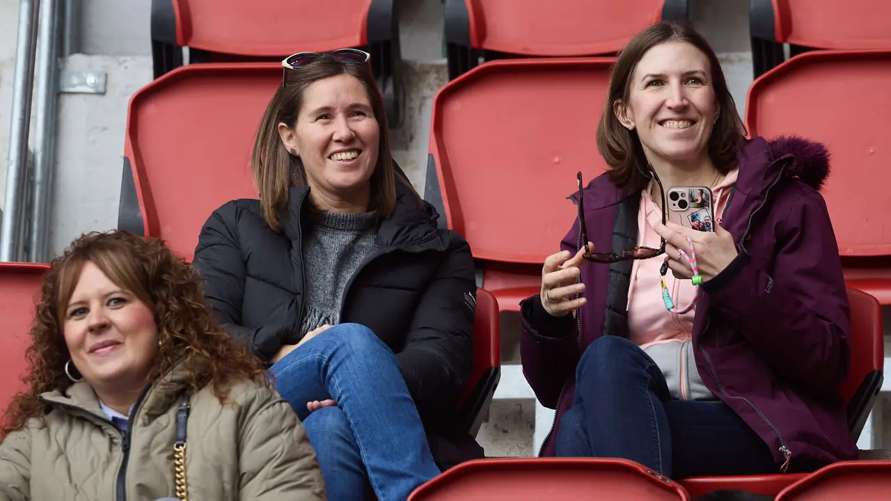 La grada del estadio de El Sadar durante el partido de La Liga EA Sports entre CA Osasuna y RCD Mallorca disputado en Pamplona. I&Ntilde;IGO ALZUGARAY