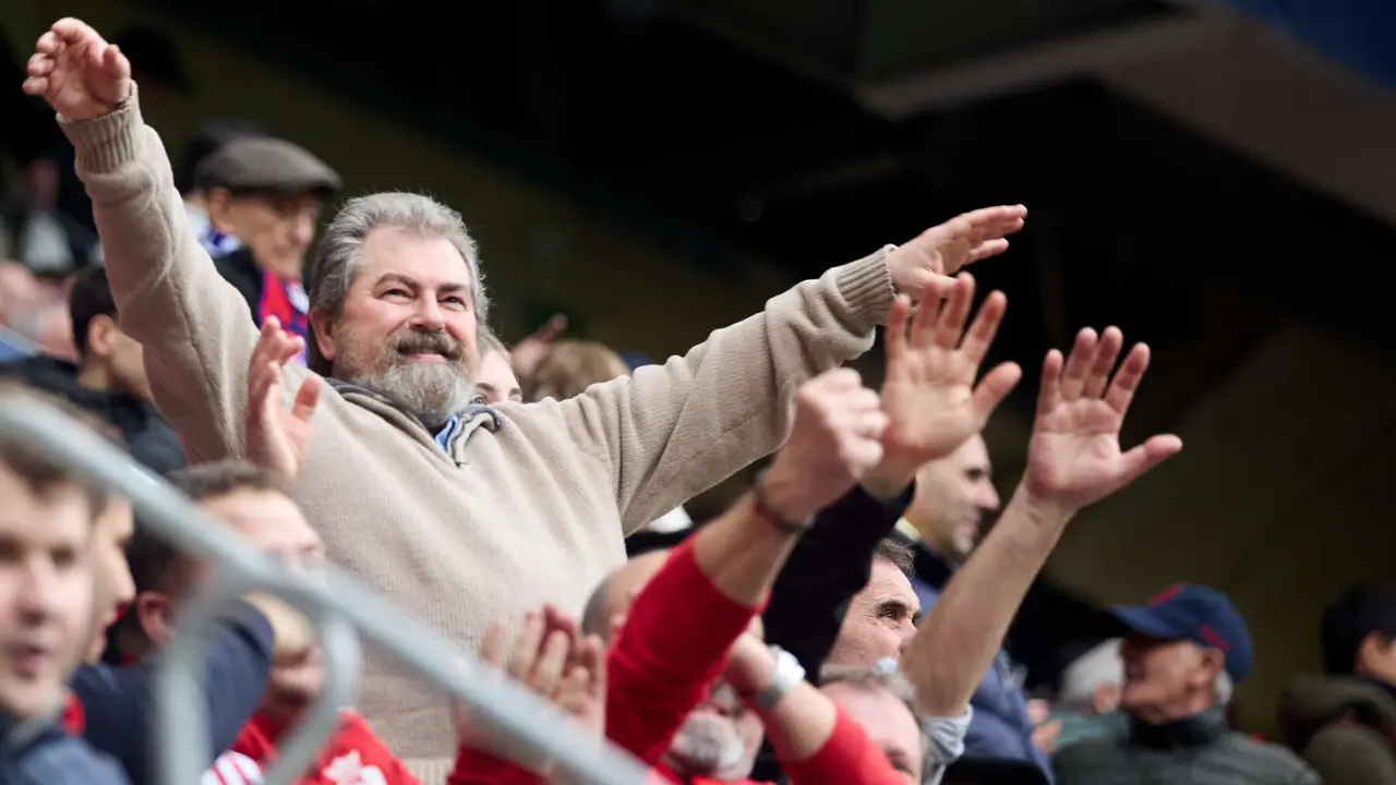 La grada del estadio de El Sadar durante el partido de La Liga EA Sports entre CA Osasuna y RCD Mallorca disputado en Pamplona. I&Ntilde;IGO ALZUGARAY