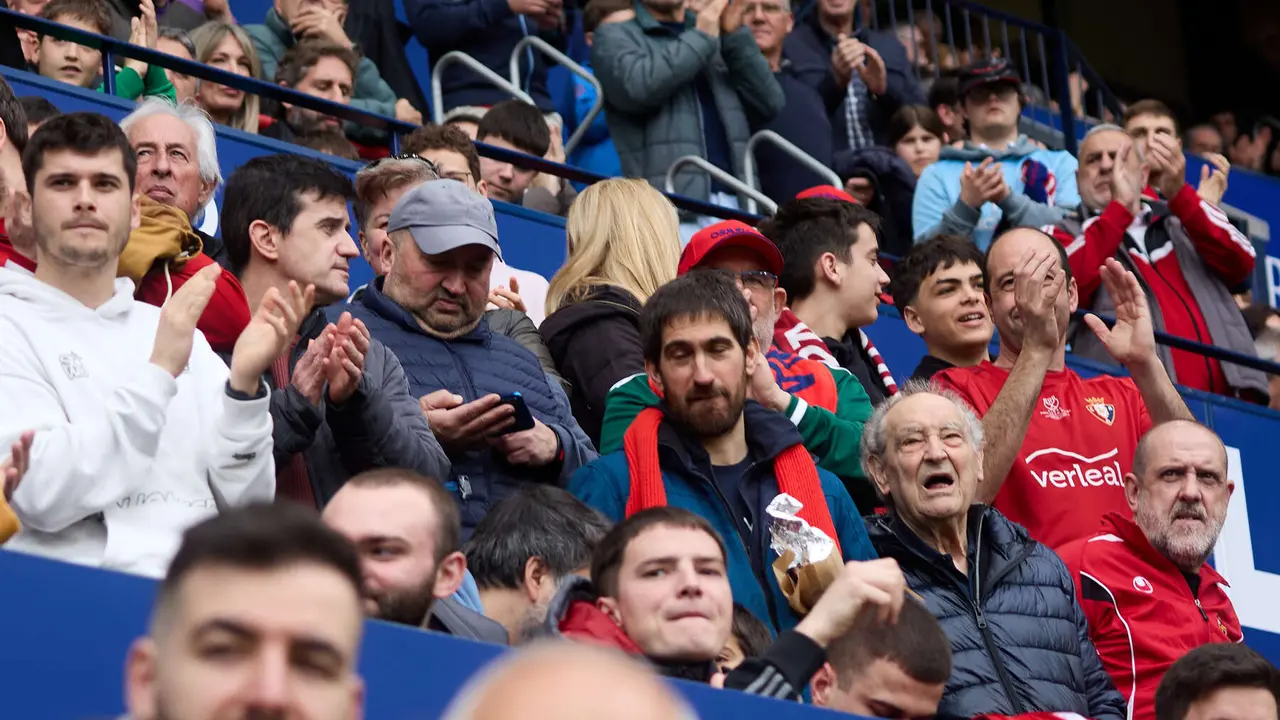La grada del estadio de El Sadar durante el partido de La Liga EA Sports entre CA Osasuna y RCD Mallorca disputado en Pamplona. I&Ntilde;IGO ALZUGARAY