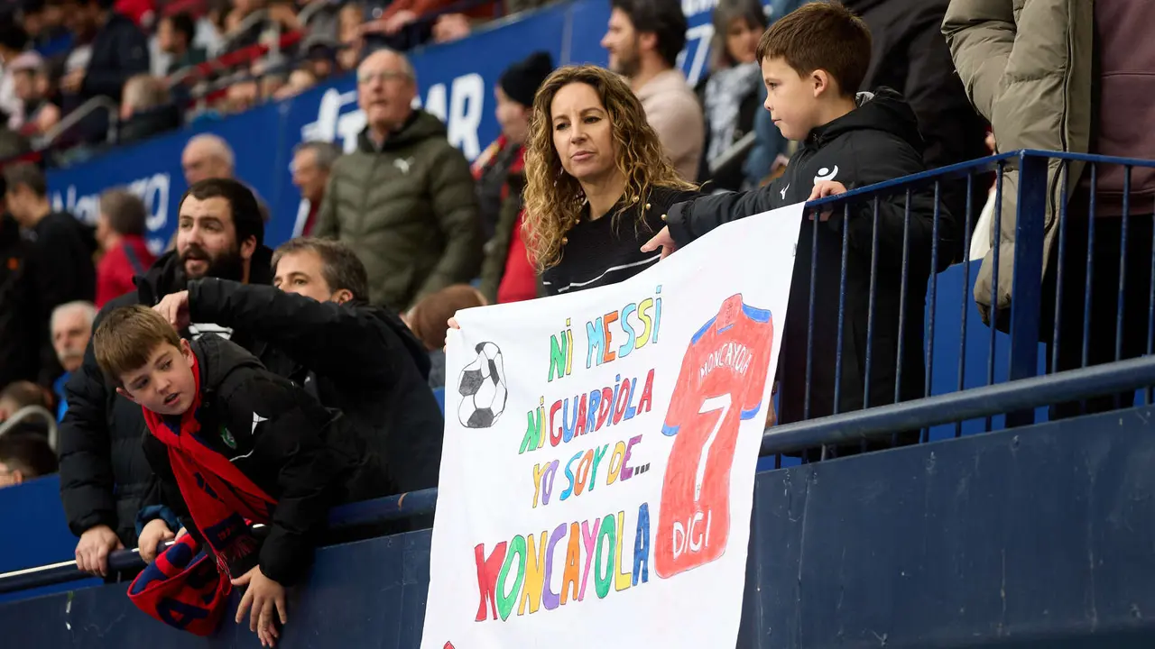 La grada del estadio de El Sadar durante el partido de La Liga EA Sports entre CA Osasuna y RCD Mallorca disputado en Pamplona. I&Ntilde;IGO ALZUGARAY