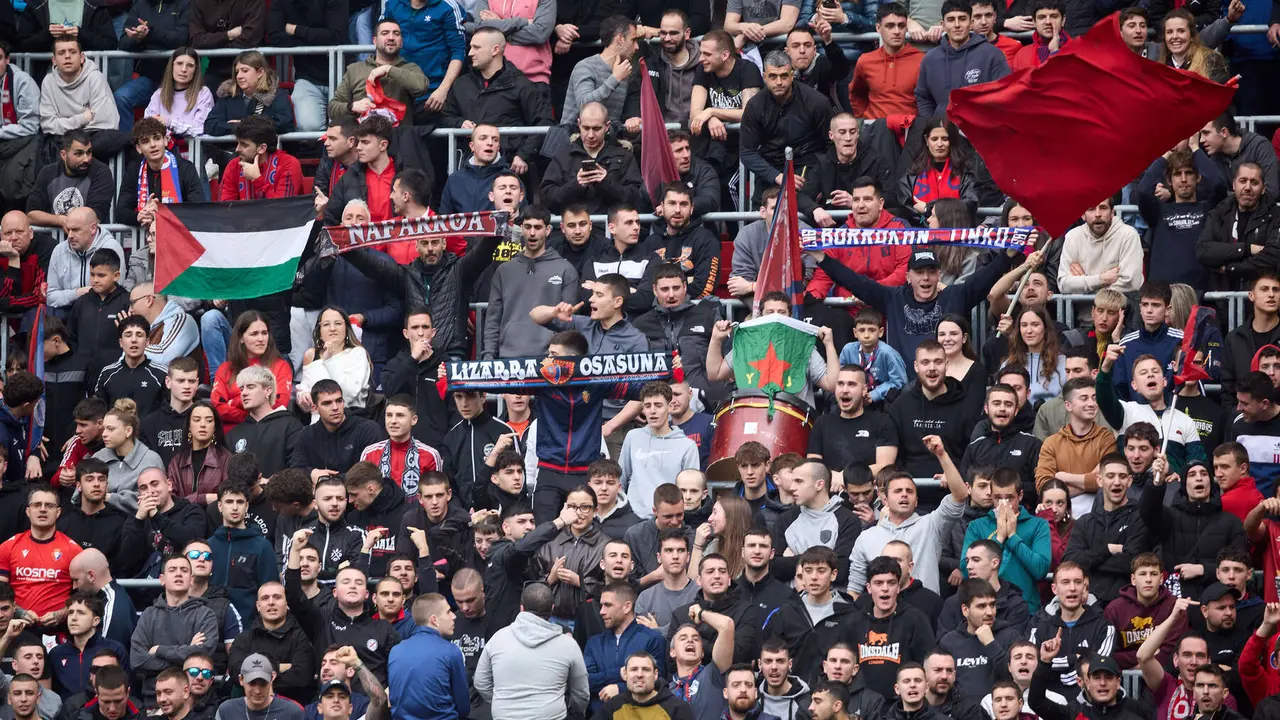 La grada del estadio de El Sadar durante el partido de La Liga EA Sports entre CA Osasuna y RCD Mallorca disputado en Pamplona. I&Ntilde;IGO ALZUGARAY