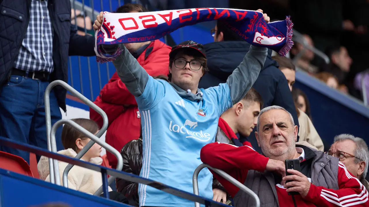 La grada del estadio de El Sadar durante el partido de La Liga EA Sports entre CA Osasuna y RCD Mallorca disputado en Pamplona. I&Ntilde;IGO ALZUGARAY