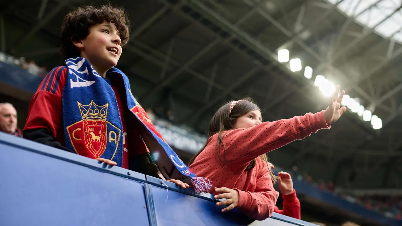 La grada del estadio de El Sadar durante el partido de La Liga EA Sports entre CA Osasuna y RCD Mallorca disputado en Pamplona. I&Ntilde;IGO ALZUGARAY