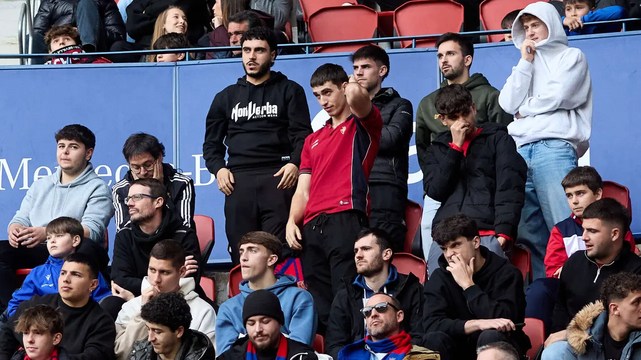 La grada del estadio de El Sadar durante el partido de La Liga EA Sports entre CA Osasuna y RCD Mallorca disputado en Pamplona. I&Ntilde;IGO ALZUGARAY