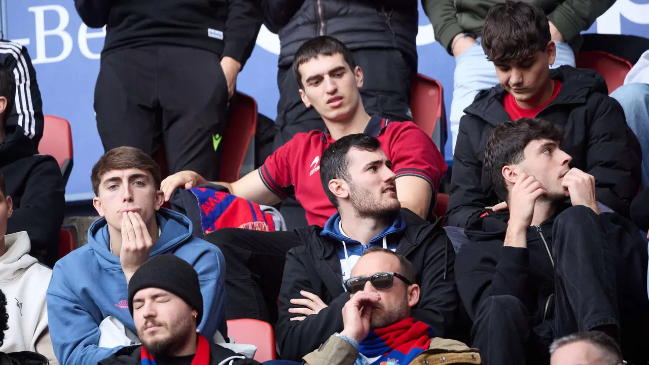 La grada del estadio de El Sadar durante el partido de La Liga EA Sports entre CA Osasuna y RCD Mallorca disputado en Pamplona. I&Ntilde;IGO ALZUGARAY