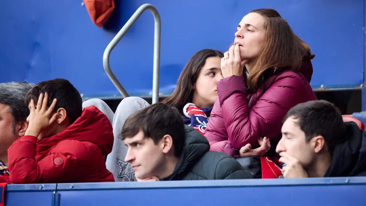 La grada del estadio de El Sadar durante el partido de La Liga EA Sports entre CA Osasuna y RCD Mallorca disputado en Pamplona. I&Ntilde;IGO ALZUGARAY