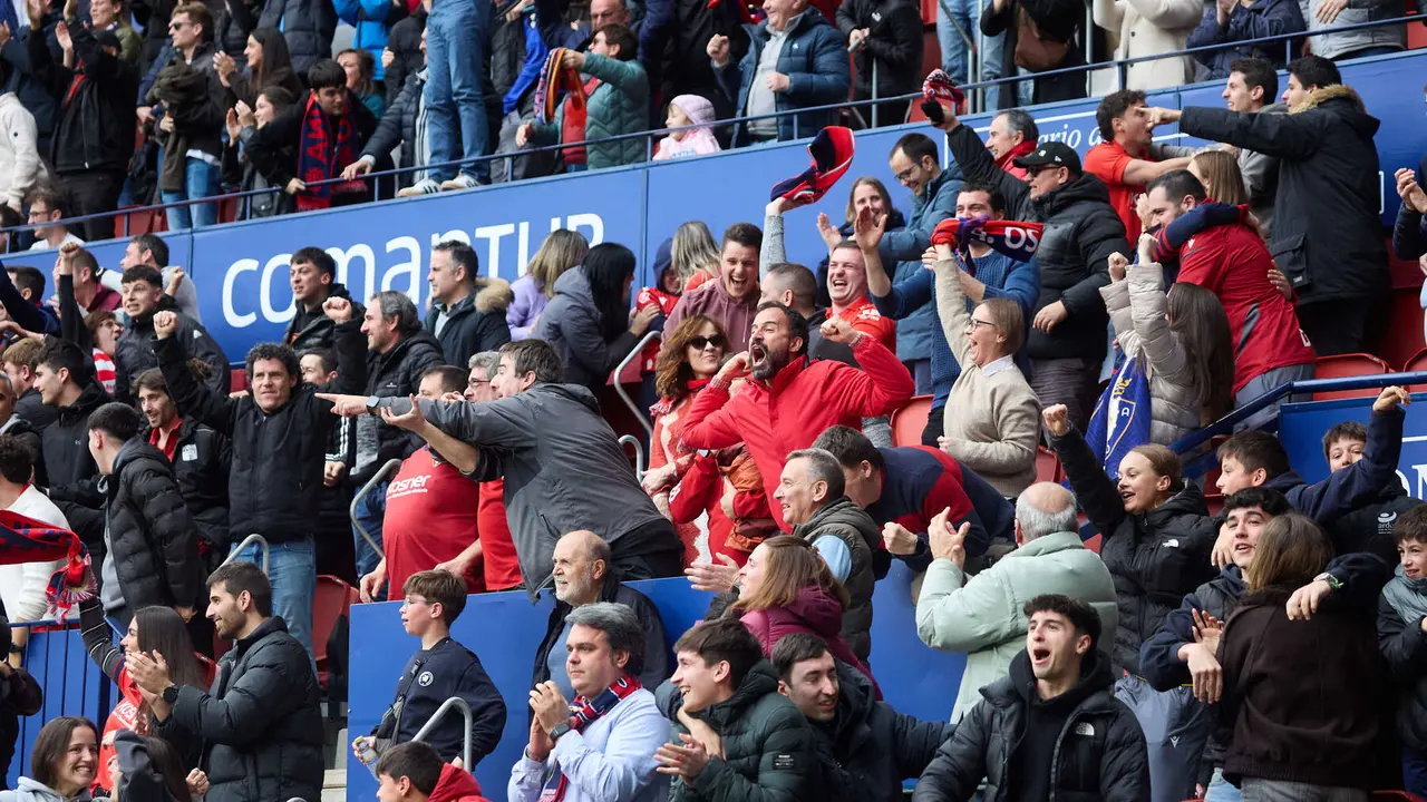 La grada del estadio de El Sadar durante el partido de La Liga EA Sports entre CA Osasuna y RCD Mallorca disputado en Pamplona. I&Ntilde;IGO ALZUGARAY