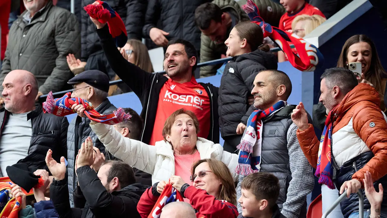 La grada del estadio de El Sadar durante el partido de La Liga EA Sports entre CA Osasuna y RCD Mallorca disputado en Pamplona. I&Ntilde;IGO ALZUGARAY
