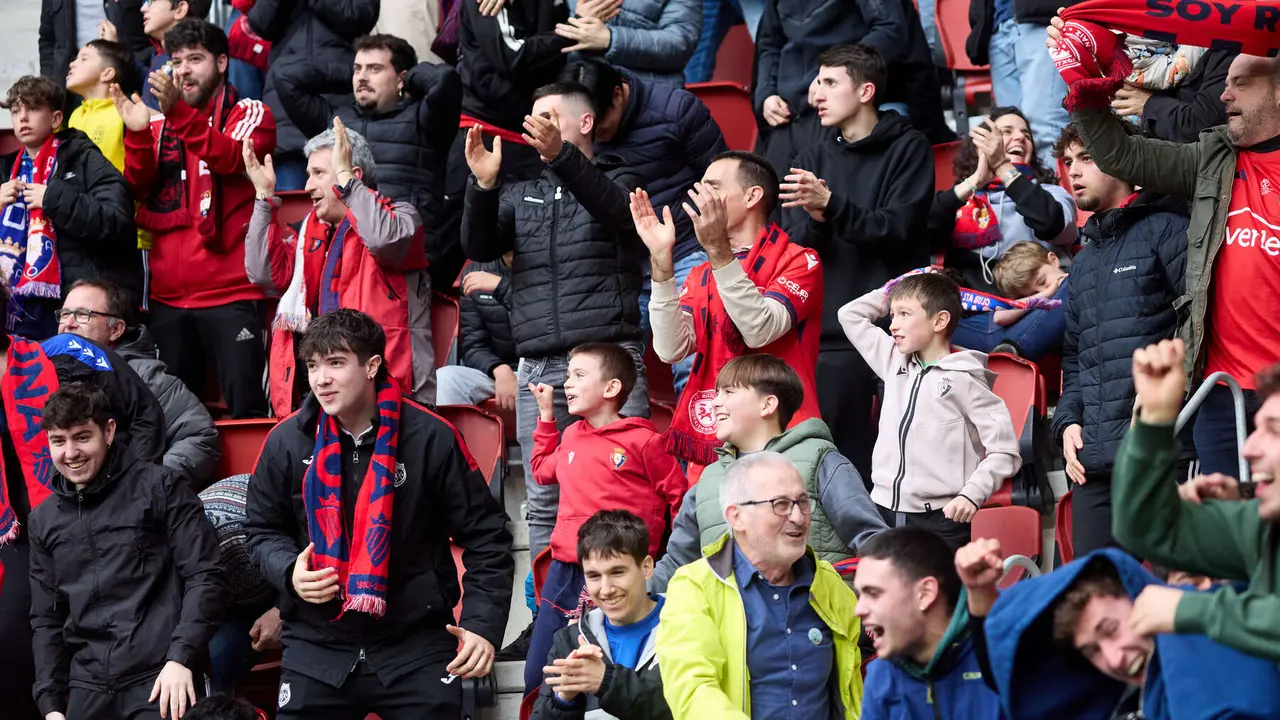 La grada del estadio de El Sadar durante el partido de La Liga EA Sports entre CA Osasuna y RCD Mallorca disputado en Pamplona. I&Ntilde;IGO ALZUGARAY