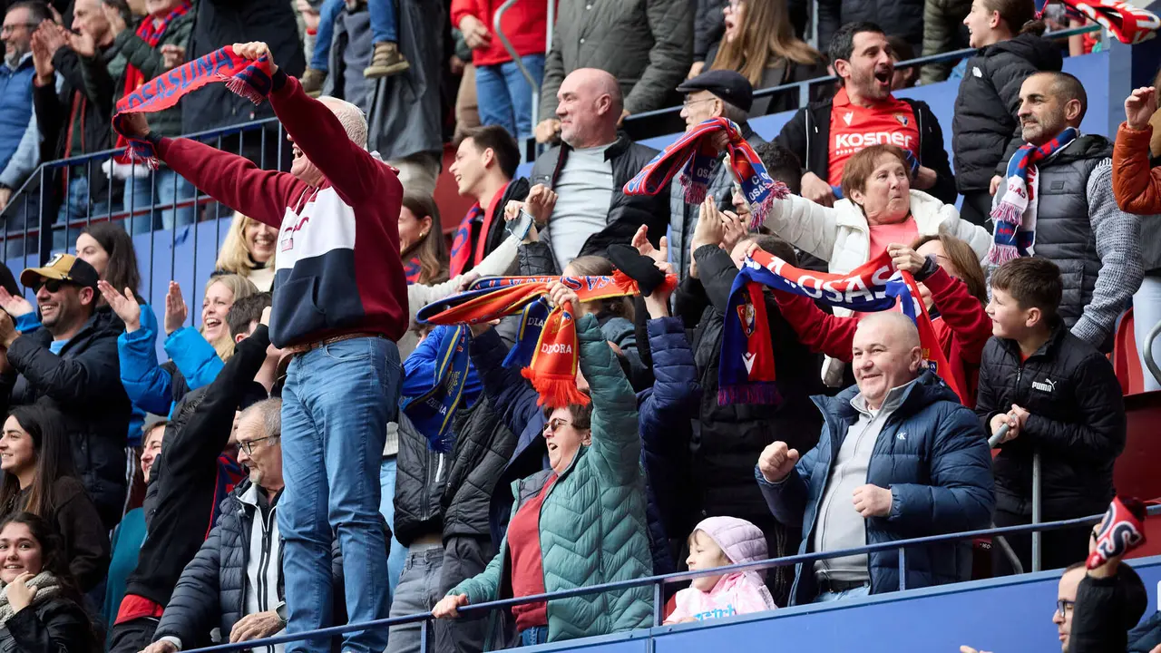 La grada del estadio de El Sadar durante el partido de La Liga EA Sports entre CA Osasuna y RCD Mallorca disputado en Pamplona. I&Ntilde;IGO ALZUGARAY
