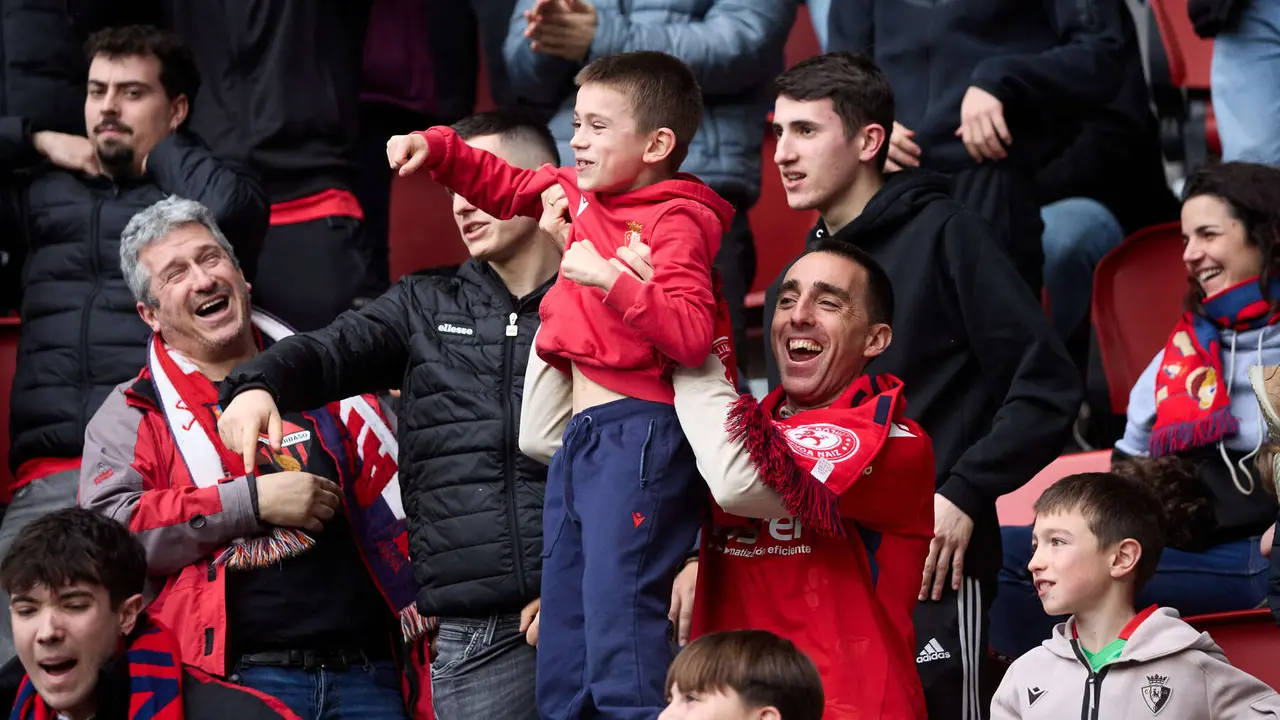 La grada del estadio de El Sadar durante el partido de La Liga EA Sports entre CA Osasuna y RCD Mallorca disputado en Pamplona. I&Ntilde;IGO ALZUGARAY