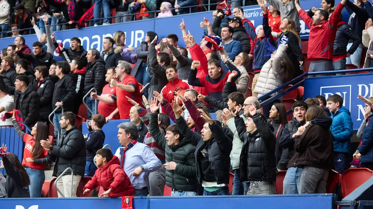 La grada del estadio de El Sadar durante el partido de La Liga EA Sports entre CA Osasuna y RCD Mallorca disputado en Pamplona. I&Ntilde;IGO ALZUGARAY