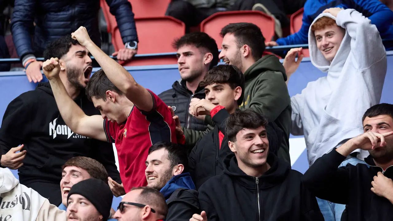 La grada del estadio de El Sadar durante el partido de La Liga EA Sports entre CA Osasuna y RCD Mallorca disputado en Pamplona. I&Ntilde;IGO ALZUGARAY