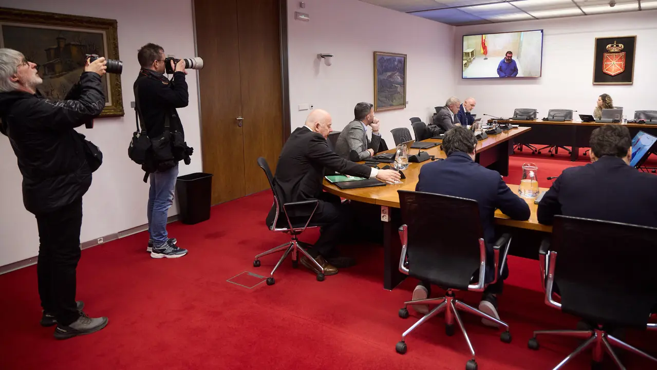 Comisi&oacute;n de investigaci&oacute;n sobre licitaci&oacute;n y adjudicaci&oacute;n de obras p&uacute;blicas del Gobierno de Navarra con la comparecencia de Koldo Garc&iacute;a por videoconferencia desde la prisi&oacute;n de Soto del Real. I&Ntilde;IGO ALZUGARAY