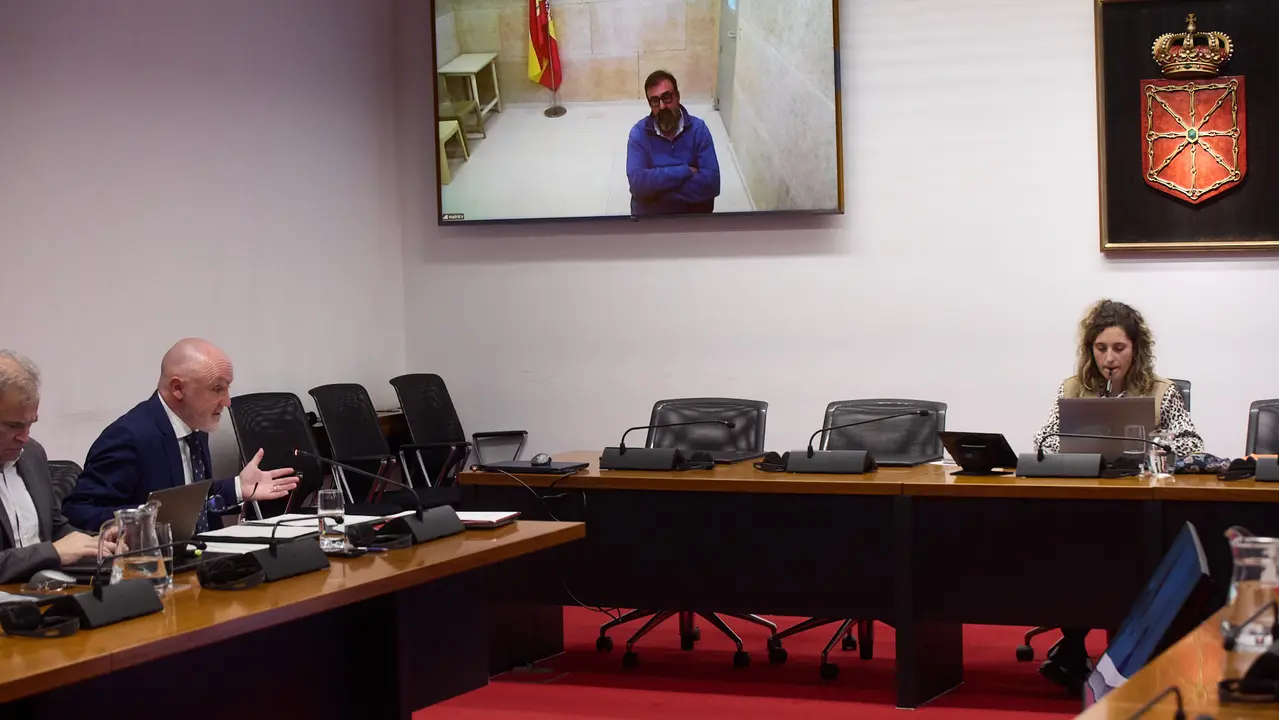 Comisi&oacute;n de investigaci&oacute;n sobre licitaci&oacute;n y adjudicaci&oacute;n de obras p&uacute;blicas del Gobierno de Navarra con la comparecencia de Koldo Garc&iacute;a por videoconferencia desde la prisi&oacute;n de Soto del Real. I&Ntilde;IGO ALZUGARAY