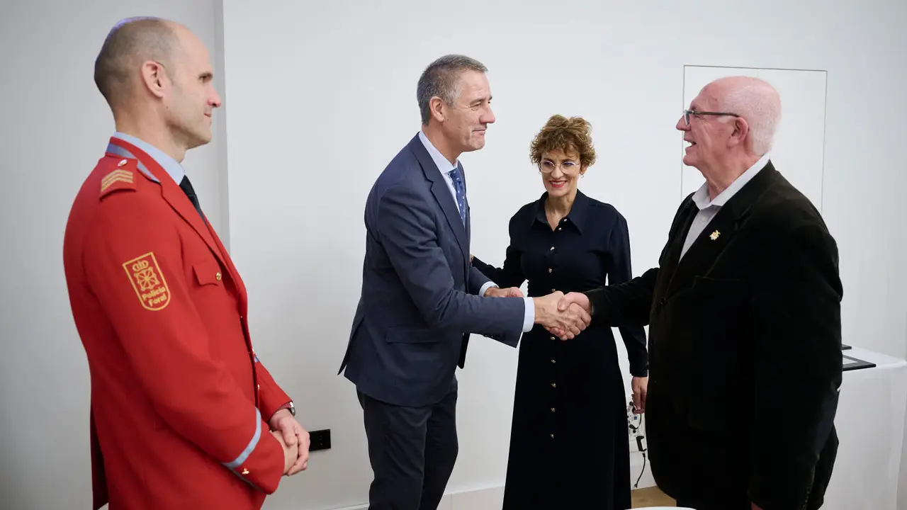 La Presidenta de Navarra participa junto al alcalde de Paiporta en un acto de reconocimiento a los efectivos de los servicios de emergencias del Gobierno de Navarra que ayudaron tras la DANA Sala de usos m&uacute;ltiples del Palacio de Navarra. PABLO LASAOSA