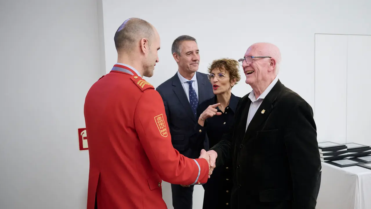 La Presidenta de Navarra participa junto al alcalde de Paiporta en un acto de reconocimiento a los efectivos de los servicios de emergencias del Gobierno de Navarra que ayudaron tras la DANA Sala de usos m&uacute;ltiples del Palacio de Navarra. PABLO LASAOSA