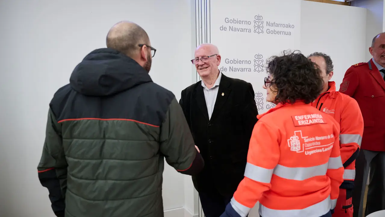 La Presidenta de Navarra participa junto al alcalde de Paiporta en un acto de reconocimiento a los efectivos de los servicios de emergencias del Gobierno de Navarra que ayudaron tras la DANA Sala de usos m&uacute;ltiples del Palacio de Navarra. PABLO LASAOSA