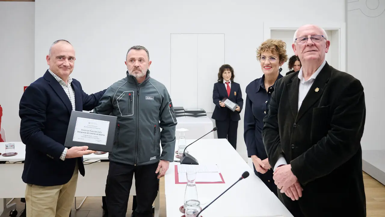 La Presidenta de Navarra participa junto al alcalde de Paiporta en un acto de reconocimiento a los efectivos de los servicios de emergencias del Gobierno de Navarra que ayudaron tras la DANA Sala de usos m&uacute;ltiples del Palacio de Navarra. PABLO LASAOSA