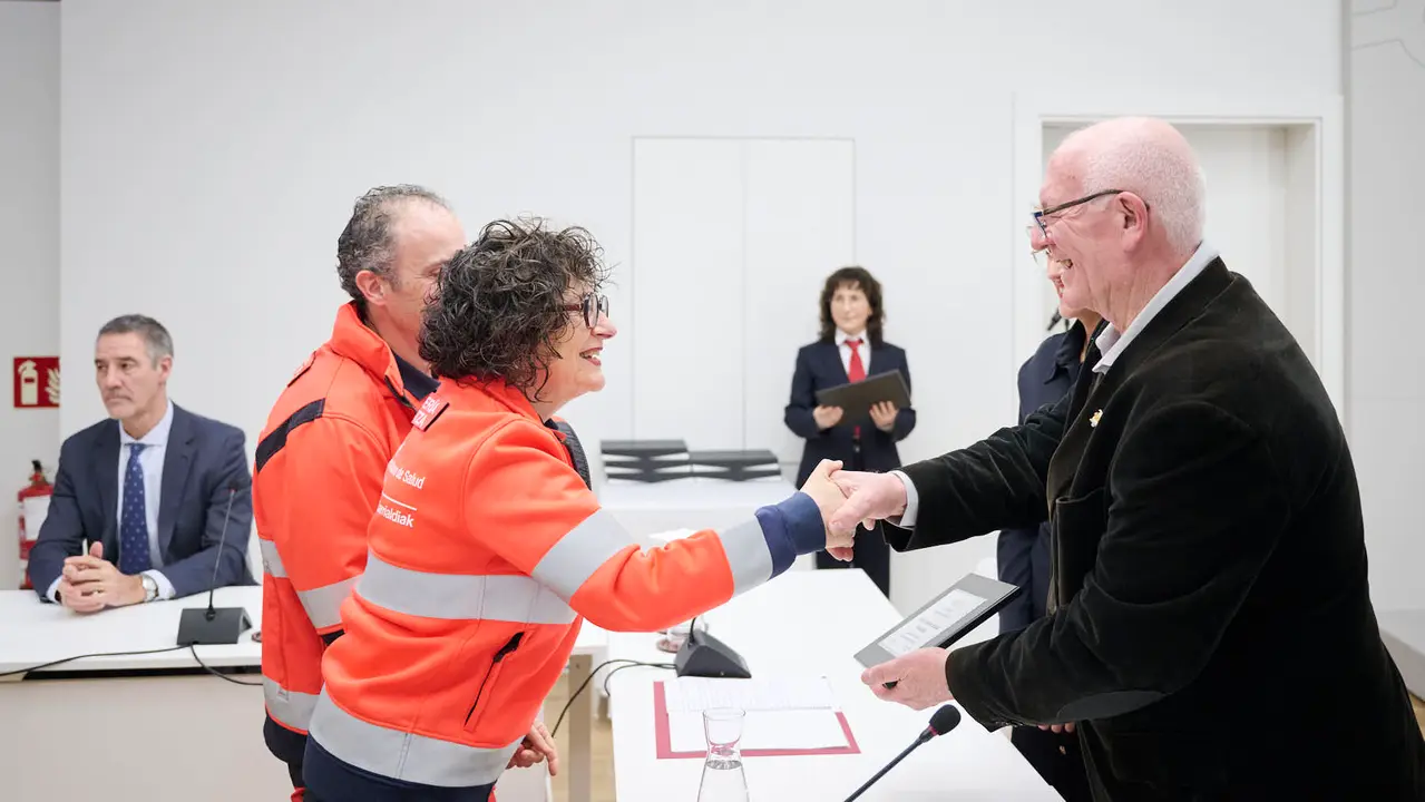 La Presidenta de Navarra participa junto al alcalde de Paiporta en un acto de reconocimiento a los efectivos de los servicios de emergencias del Gobierno de Navarra que ayudaron tras la DANA Sala de usos m&uacute;ltiples del Palacio de Navarra. PABLO LASAOSA