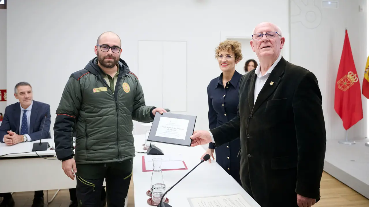 La Presidenta de Navarra participa junto al alcalde de Paiporta en un acto de reconocimiento a los efectivos de los servicios de emergencias del Gobierno de Navarra que ayudaron tras la DANA Sala de usos m&uacute;ltiples del Palacio de Navarra. PABLO LASAOSA