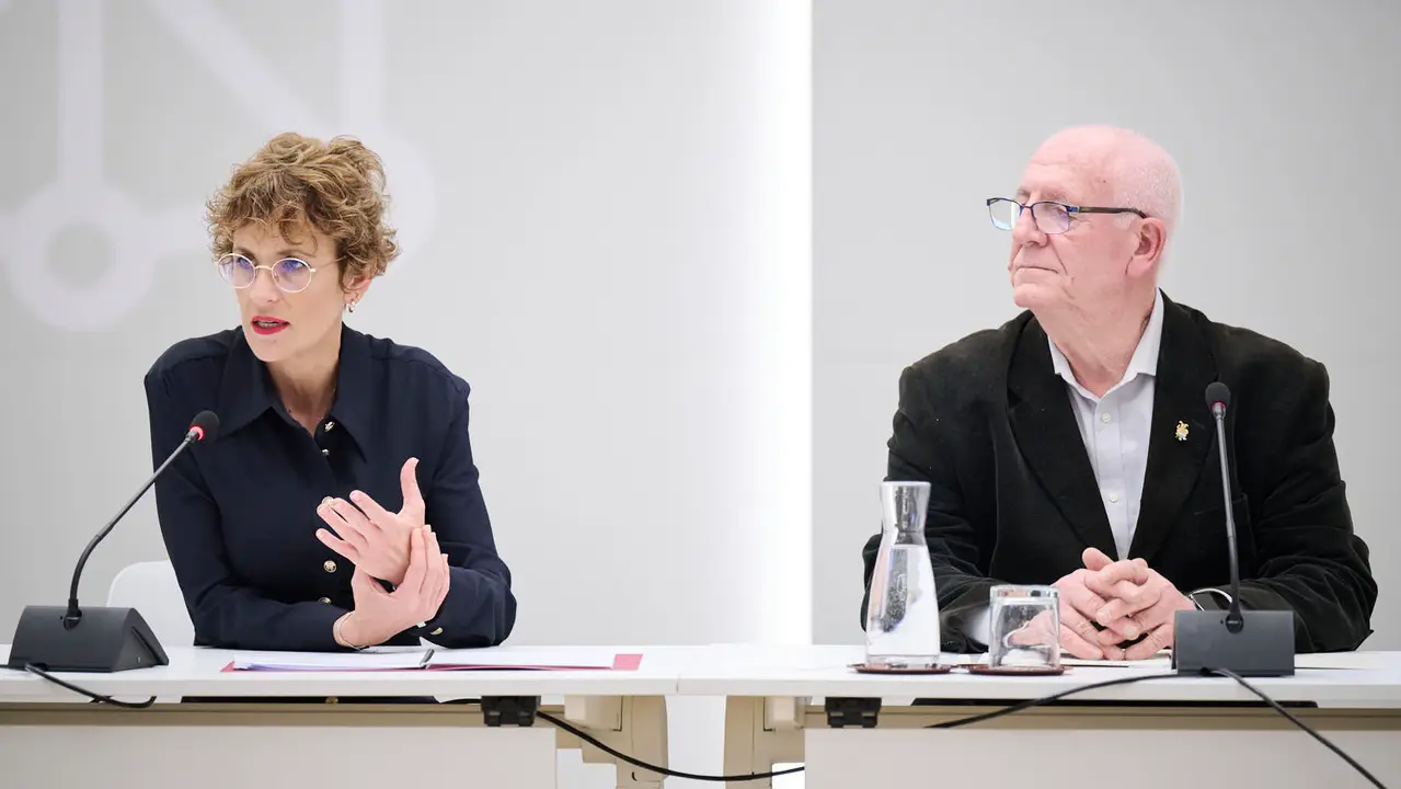 La Presidenta de Navarra participa junto al alcalde de Paiporta en un acto de reconocimiento a los efectivos de los servicios de emergencias del Gobierno de Navarra que ayudaron tras la DANA Sala de usos m&uacute;ltiples del Palacio de Navarra. PABLO LASAOSA