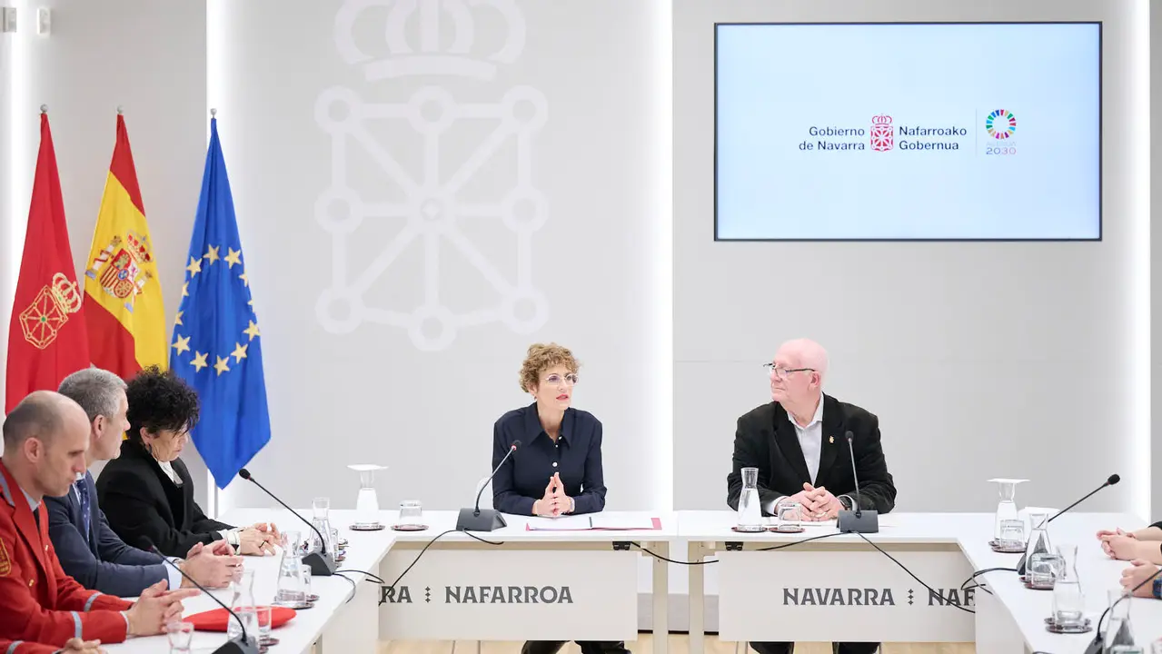 La Presidenta de Navarra participa junto al alcalde de Paiporta en un acto de reconocimiento a los efectivos de los servicios de emergencias del Gobierno de Navarra que ayudaron tras la DANA Sala de usos m&uacute;ltiples del Palacio de Navarra. PABLO LASAOSA