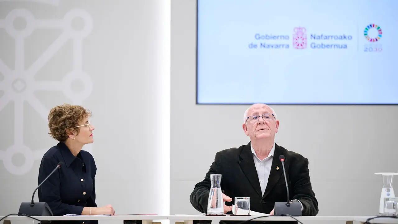 La Presidenta de Navarra participa junto al alcalde de Paiporta en un acto de reconocimiento a los efectivos de los servicios de emergencias del Gobierno de Navarra que ayudaron tras la DANA Sala de usos m&uacute;ltiples del Palacio de Navarra. PABLO LASAOSA