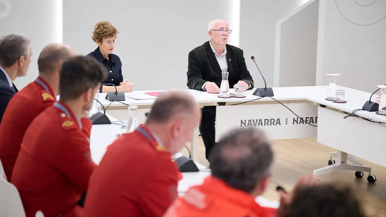 La Presidenta de Navarra participa junto al alcalde de Paiporta en un acto de reconocimiento a los efectivos de los servicios de emergencias del Gobierno de Navarra que ayudaron tras la DANA Sala de usos m&uacute;ltiples del Palacio de Navarra. PABLO LASAOSA