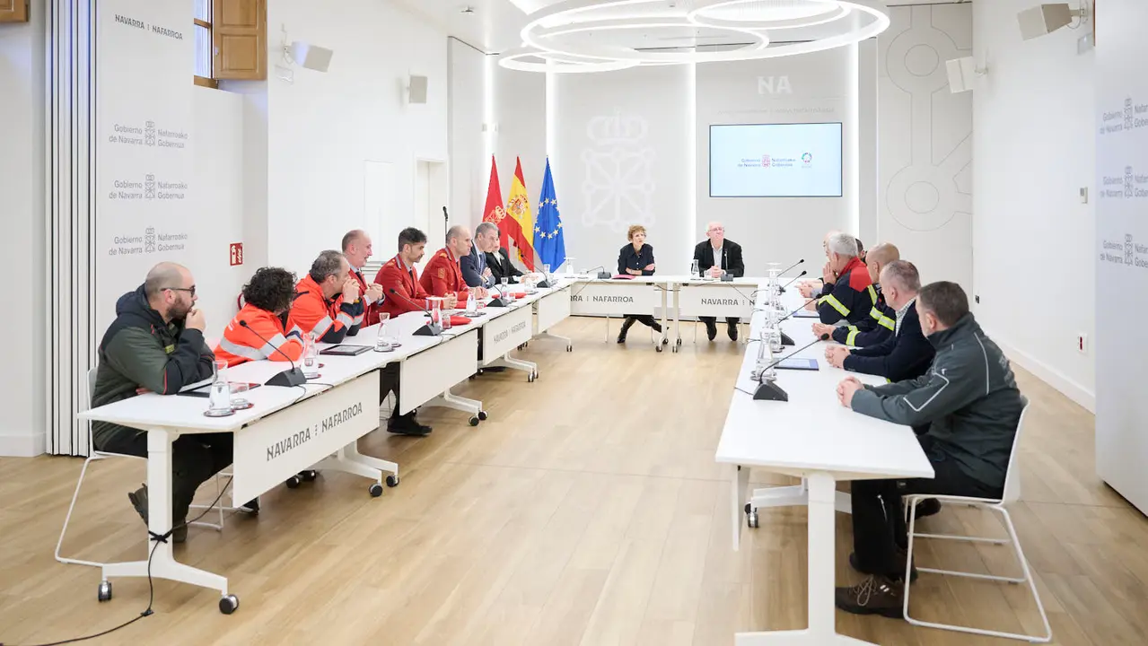 La Presidenta de Navarra participa junto al alcalde de Paiporta en un acto de reconocimiento a los efectivos de los servicios de emergencias del Gobierno de Navarra que ayudaron tras la DANA Sala de usos m&uacute;ltiples del Palacio de Navarra. PABLO LASAOSA