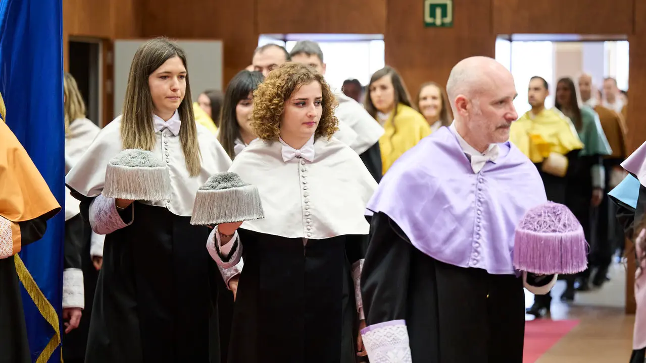 La UPNA celebra el acto acad&eacute;mico de investidura de los nuevos doctores y doctoras que han le&iacute;do su tesis en los &uacute;ltimos dos a&ntilde;os. PABLO LASAOSA