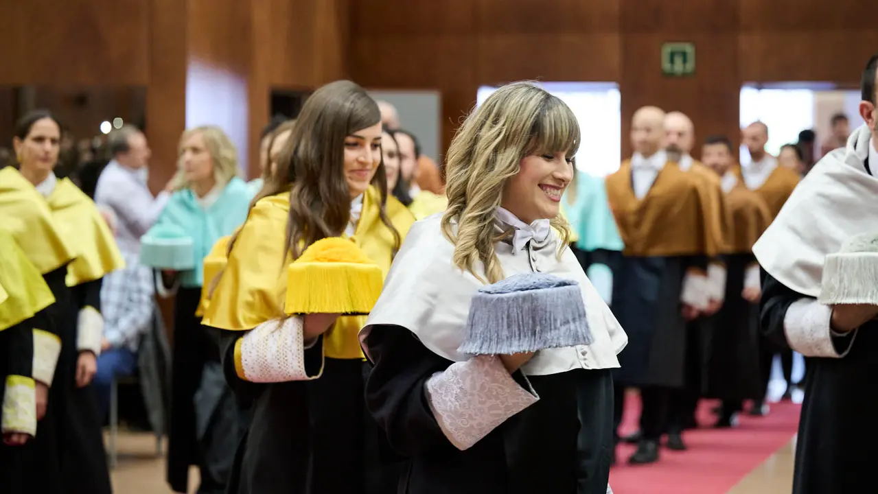 La UPNA celebra el acto acad&eacute;mico de investidura de los nuevos doctores y doctoras que han le&iacute;do su tesis en los &uacute;ltimos dos a&ntilde;os. PABLO LASAOSA