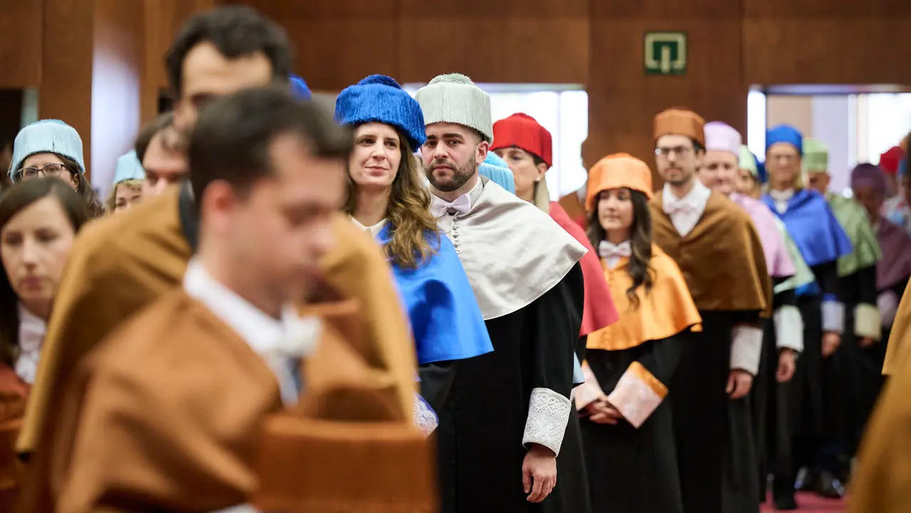 La UPNA celebra el acto acad&eacute;mico de investidura de los nuevos doctores y doctoras que han le&iacute;do su tesis en los &uacute;ltimos dos a&ntilde;os. PABLO LASAOSA