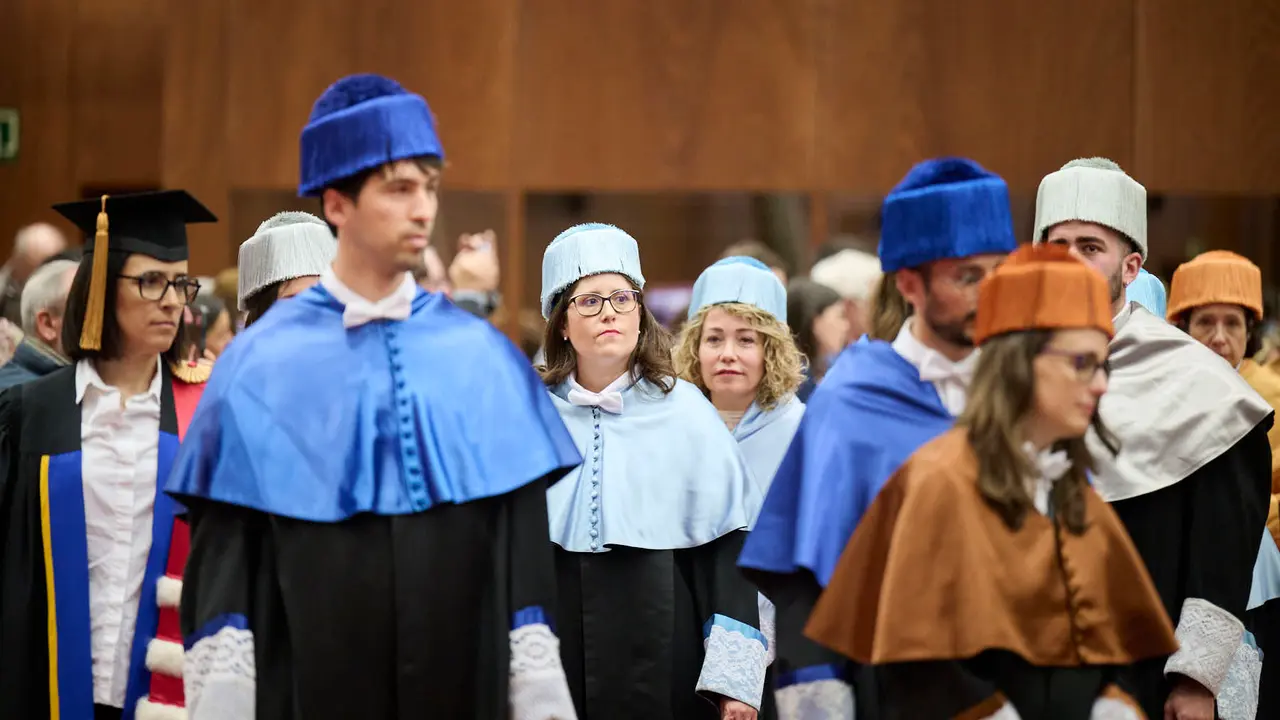 La UPNA celebra el acto acad&eacute;mico de investidura de los nuevos doctores y doctoras que han le&iacute;do su tesis en los &uacute;ltimos dos a&ntilde;os. PABLO LASAOSA