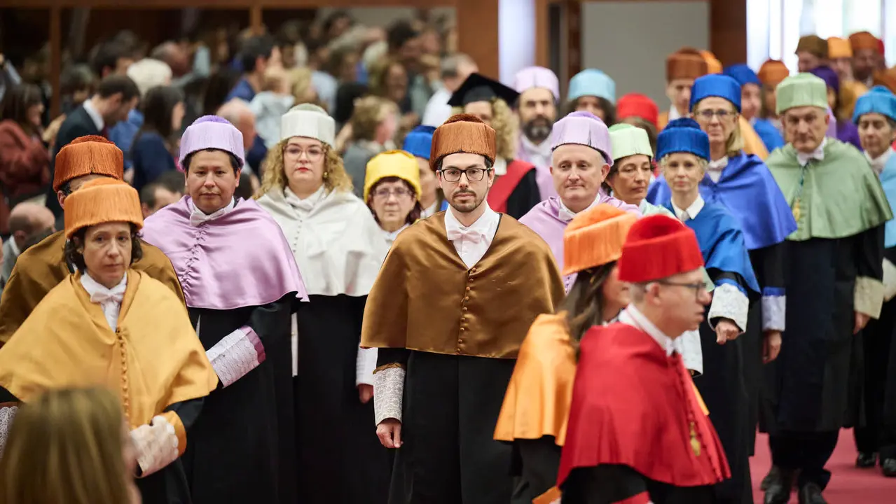 La UPNA celebra el acto acad&eacute;mico de investidura de los nuevos doctores y doctoras que han le&iacute;do su tesis en los &uacute;ltimos dos a&ntilde;os. PABLO LASAOSA