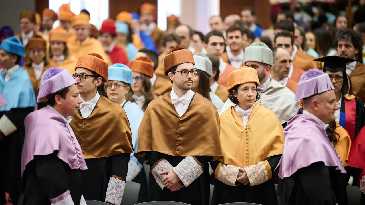 La UPNA celebra el acto acad&eacute;mico de investidura de los nuevos doctores y doctoras que han le&iacute;do su tesis en los &uacute;ltimos dos a&ntilde;os. PABLO LASAOSA