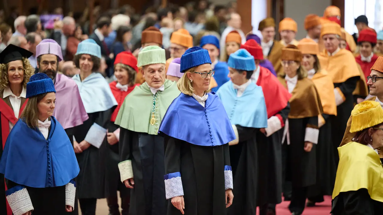 La UPNA celebra el acto acad&eacute;mico de investidura de los nuevos doctores y doctoras que han le&iacute;do su tesis en los &uacute;ltimos dos a&ntilde;os. PABLO LASAOSA