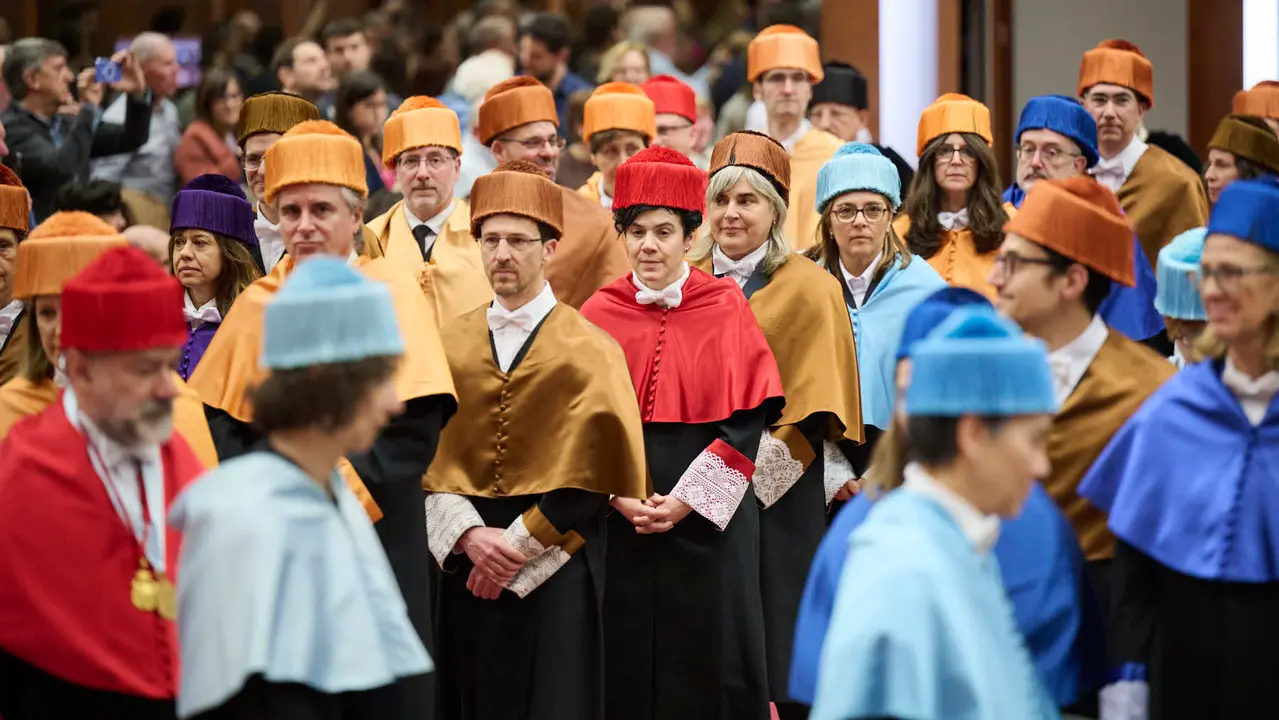 La UPNA celebra el acto acad&eacute;mico de investidura de los nuevos doctores y doctoras que han le&iacute;do su tesis en los &uacute;ltimos dos a&ntilde;os. PABLO LASAOSA