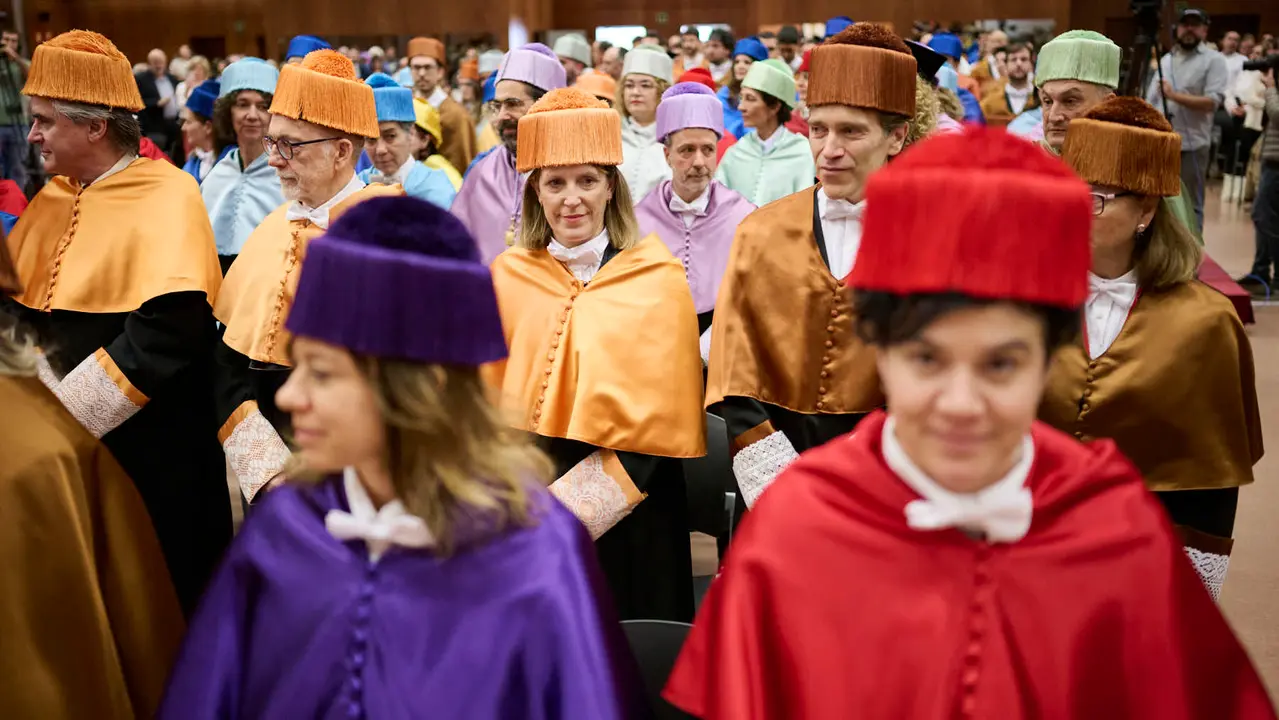 La UPNA celebra el acto acad&eacute;mico de investidura de los nuevos doctores y doctoras que han le&iacute;do su tesis en los &uacute;ltimos dos a&ntilde;os. PABLO LASAOSA