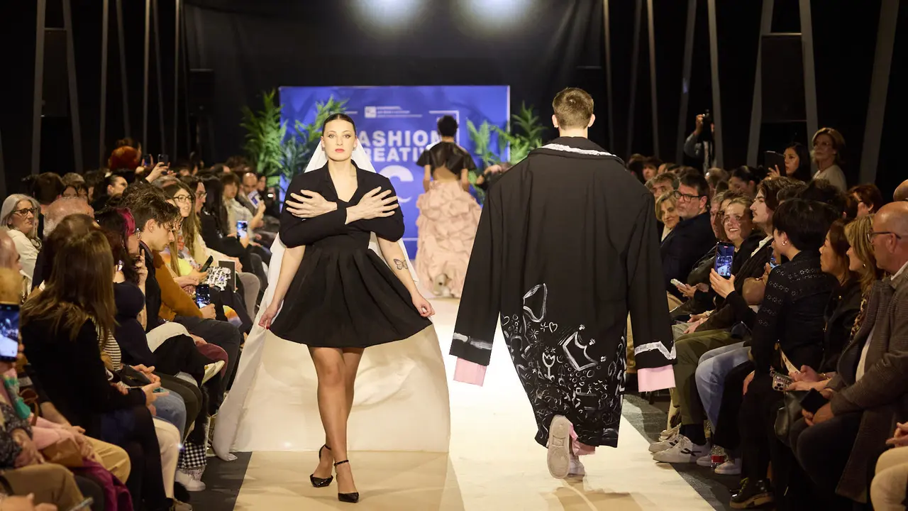 V edici&oacute;n del Fashion Creative, desfile de moda de los alumnos de Dise&ntilde;o de Moda de Creanavarra, en el pabell&oacute;n Navarra Arena de Pamplona. I&Ntilde;IGO ALZUGARAY