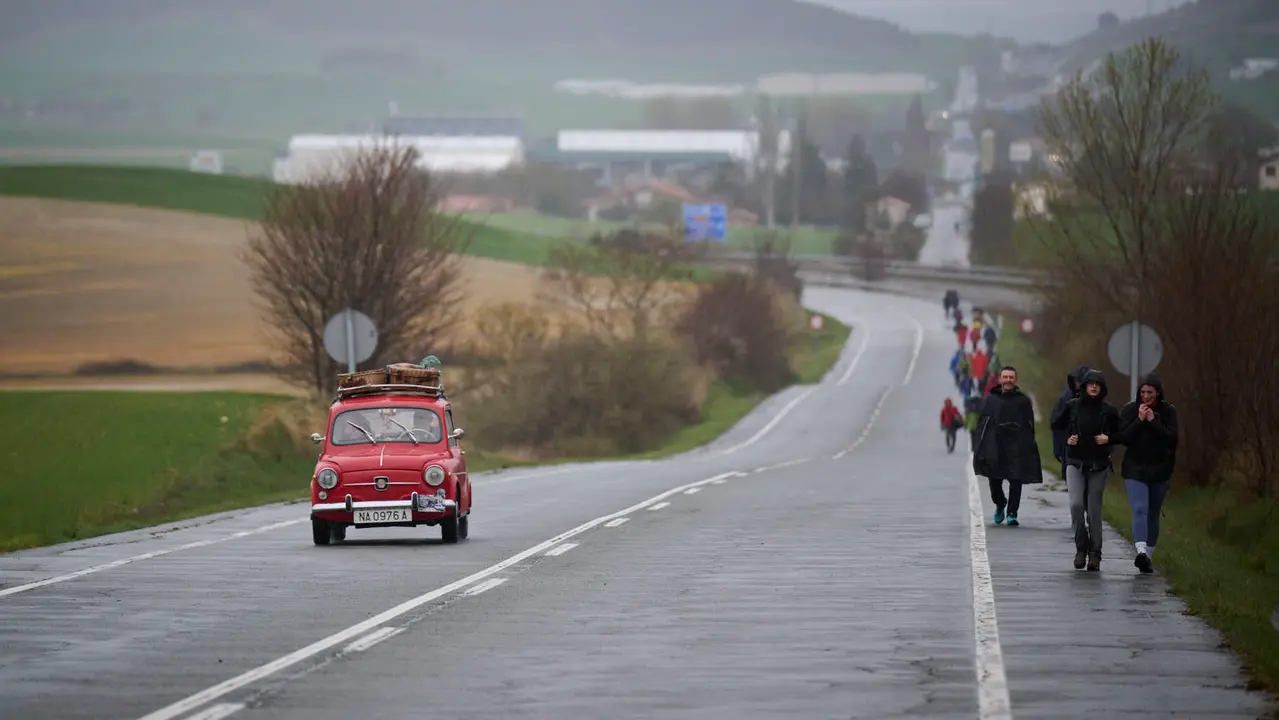 Miles de personas peregrinan a Javier durante la segunda Javierada de 2026. PABLO LASAOSA