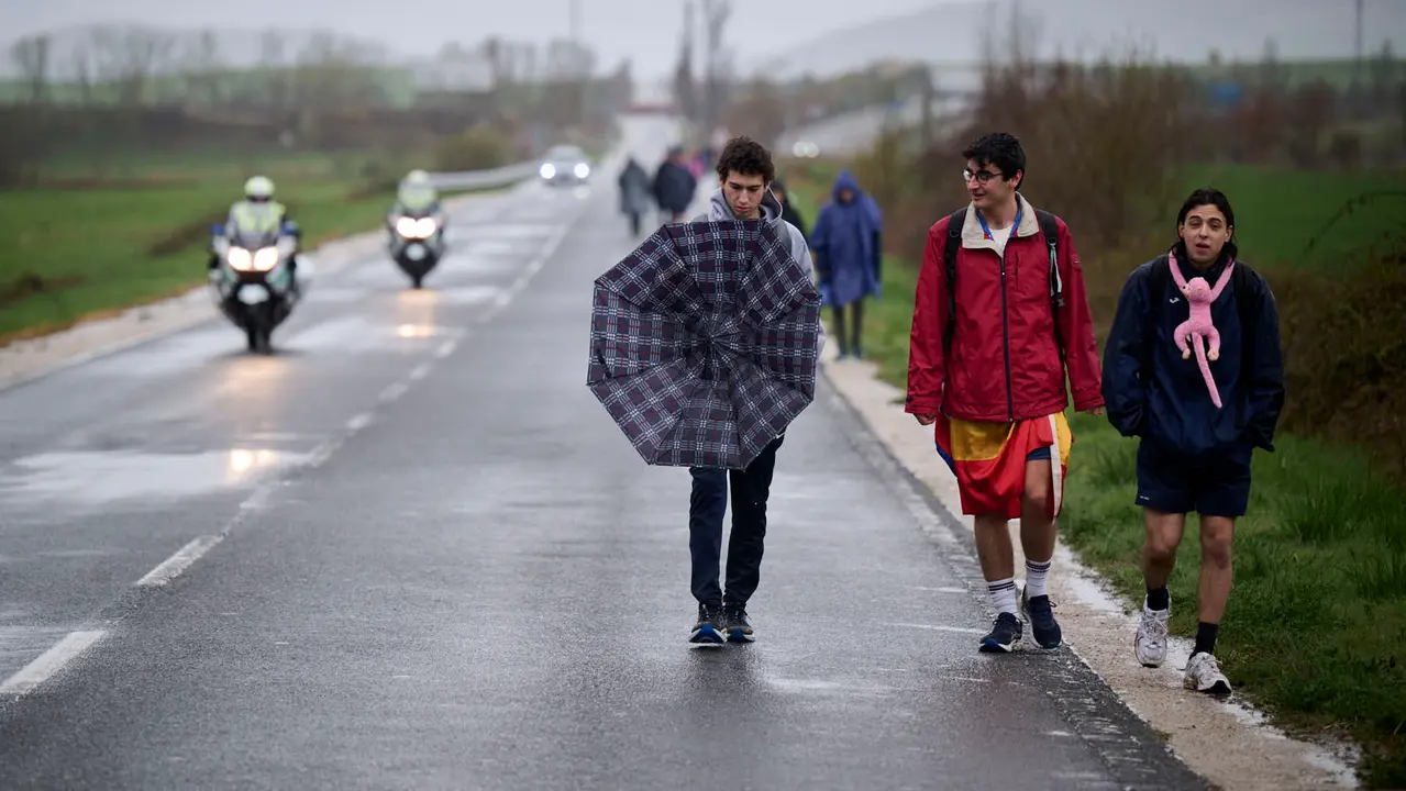 Miles de personas peregrinan a Javier durante la segunda Javierada de 2026. PABLO LASAOSA