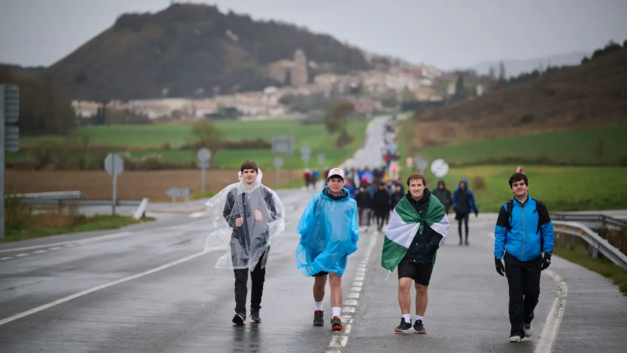 Miles de personas peregrinan a Javier durante la segunda Javierada de 2026. PABLO LASAOSA