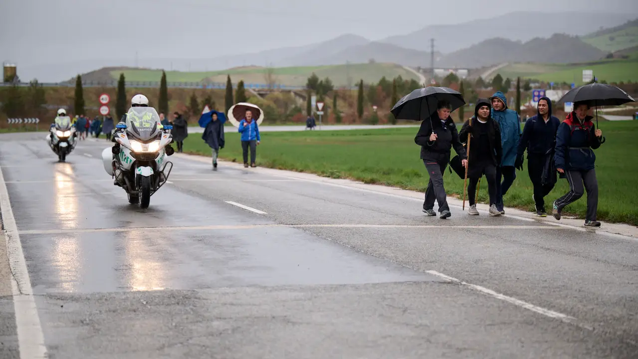 Miles de personas peregrinan a Javier durante la segunda Javierada de 2026. PABLO LASAOSA