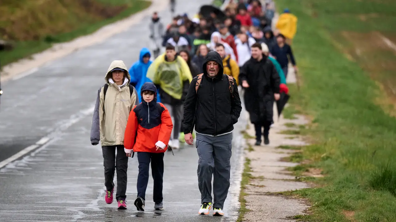 Miles de personas peregrinan a Javier durante la segunda Javierada de 2026. PABLO LASAOSA