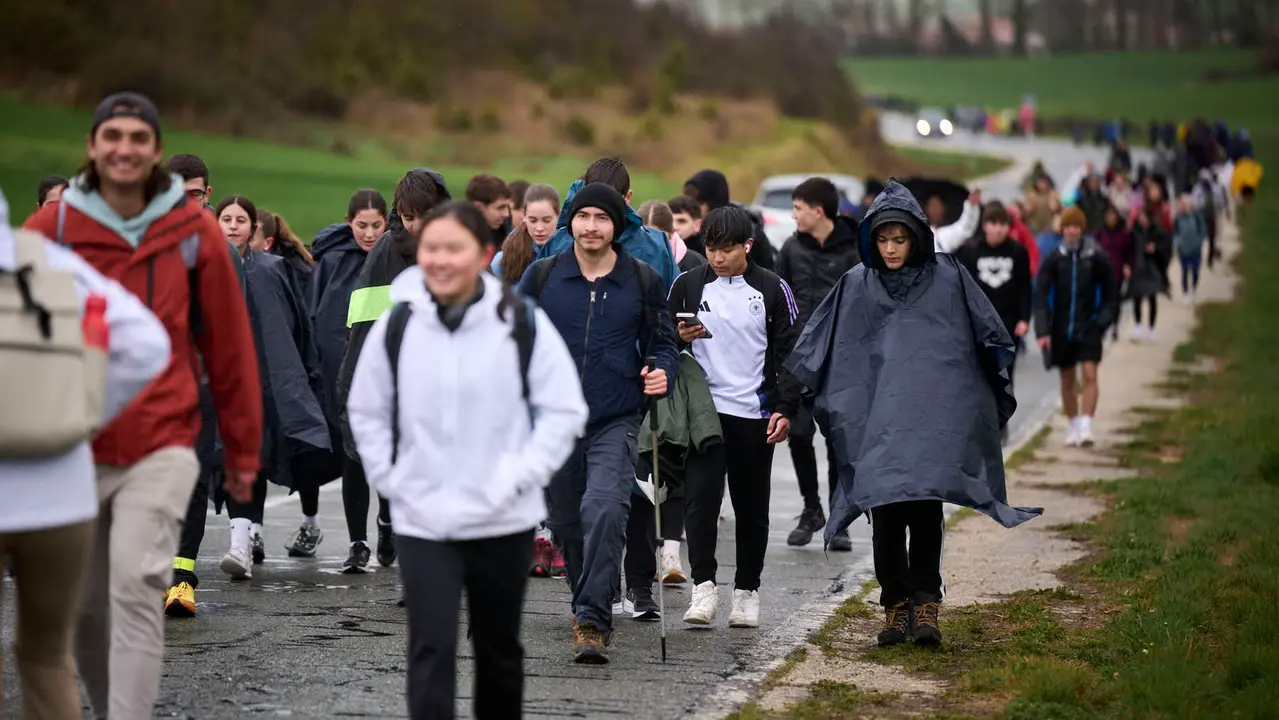 Miles de personas peregrinan a Javier durante la segunda Javierada de 2026. PABLO LASAOSA