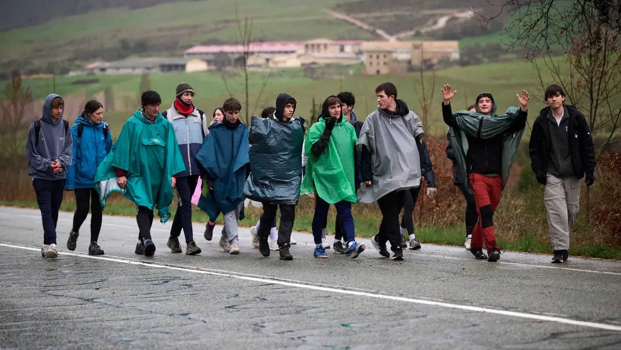 Miles de personas peregrinan a Javier durante la segunda Javierada de 2026. PABLO LASAOSA