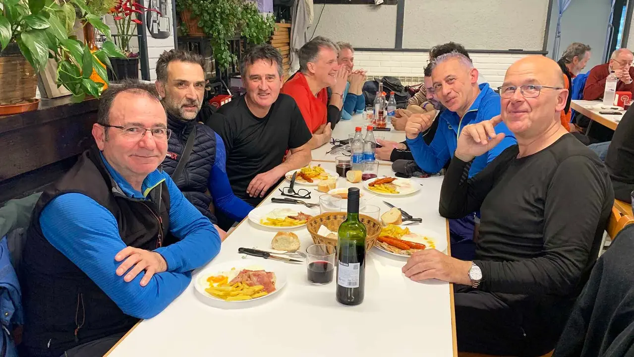 El grupo de amigos del valle de Aranguren con Juan Carlos Oroz a la derecha. Navarra.com