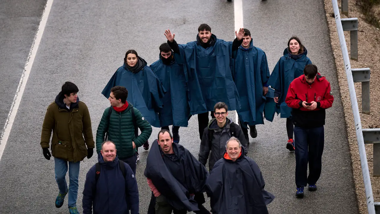 Miles de personas peregrinan a Javier durante la segunda Javierada de 2026. PABLO LASAOSA